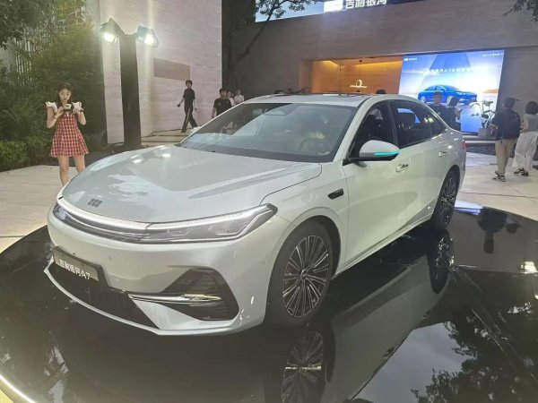 鼎冠优配 吉利甩出混动王炸，银河A7要做10万级家轿“卷王”